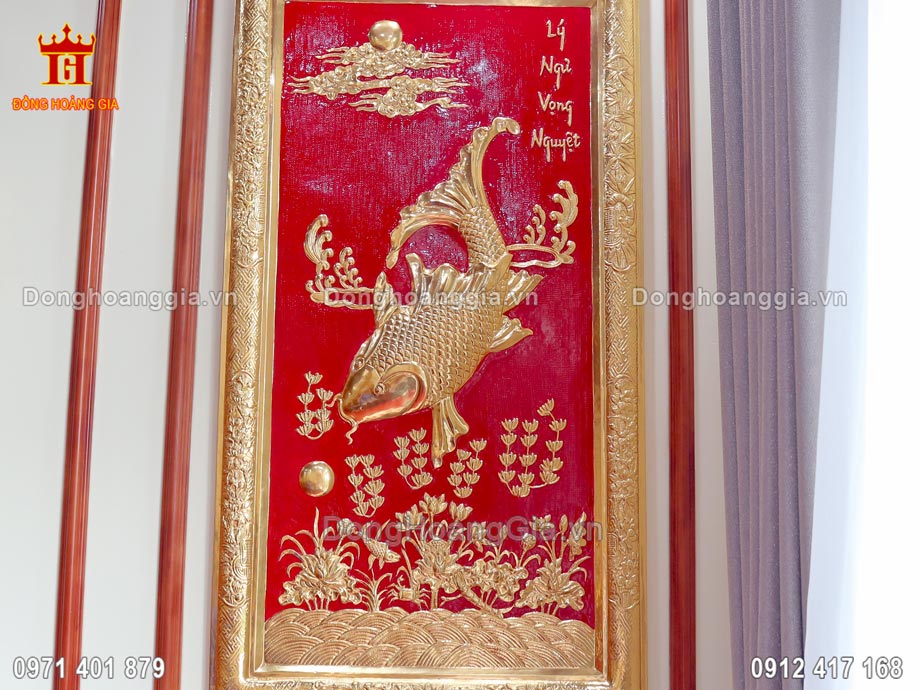 Từng đường nét trên bức tranh được nghệ nhân chạm khắc vô cùng tỉ mỉ và tinh xảo